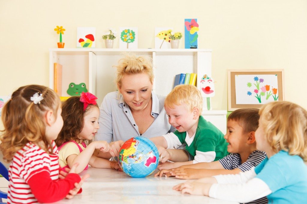 woman teaching kids